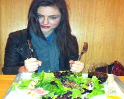 Phoebe Tonkin eating vegetarian food Phoebe Tonkin eating vegetarian food